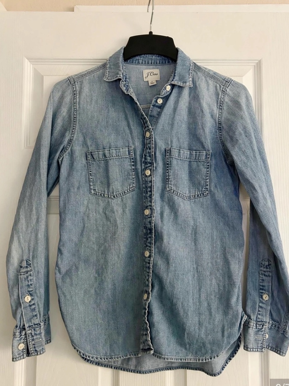 J.Crew Chambray Denim Button Down Shirt Light Wash Women’s 2 - Picture 2 of 8